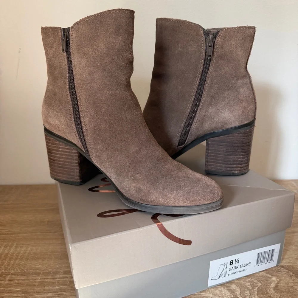Crown Vintage Suede Dark Taupe Heeled Ankle Boots Size 8.5